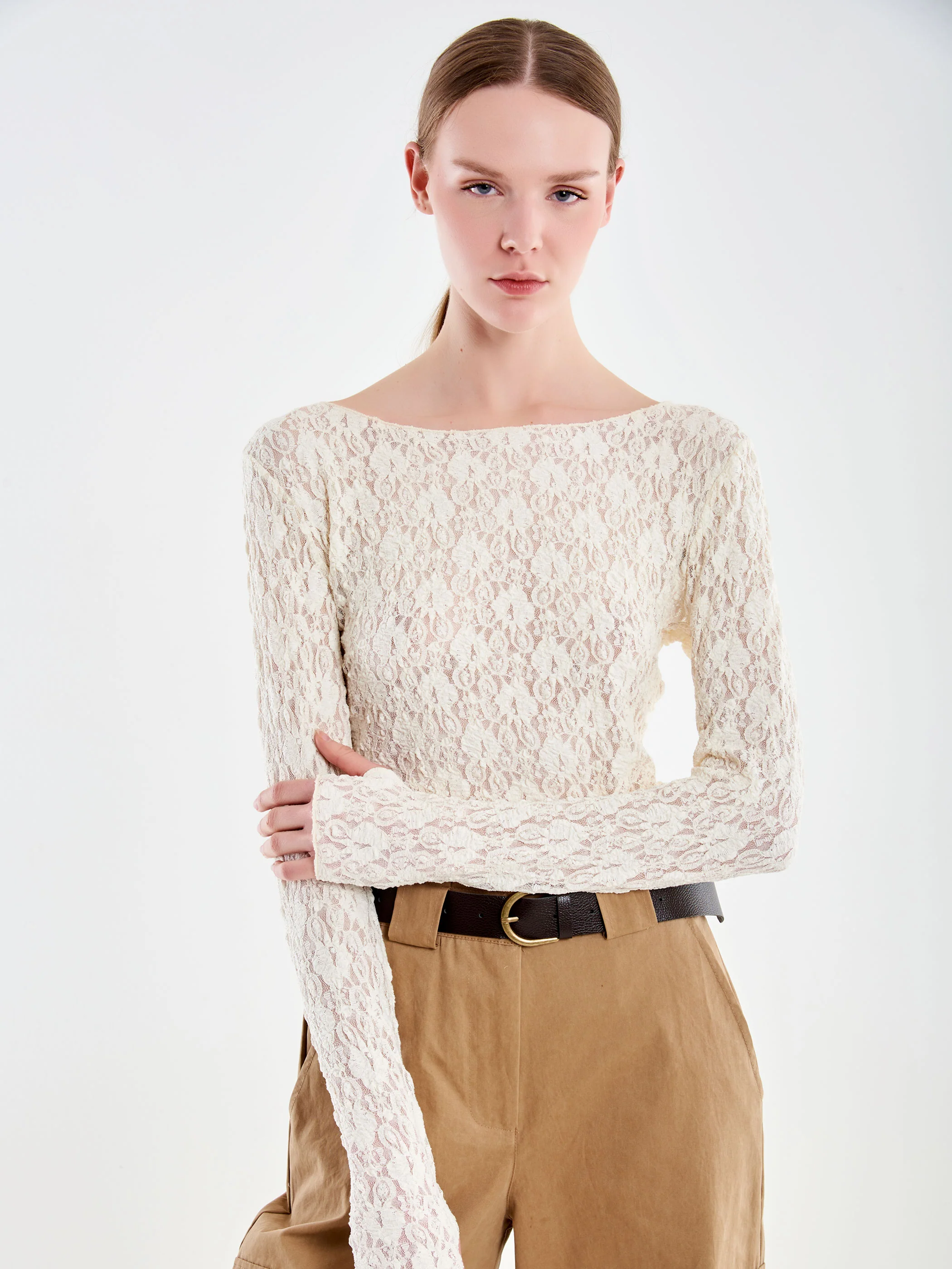 Top in Pizzo con Scollo Madonna